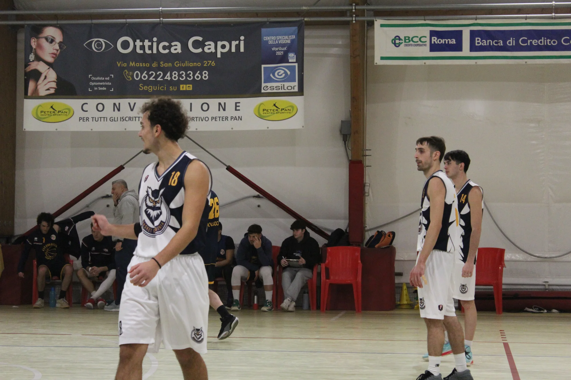 Giocatori del Basket Guidonia con la divisa bianca durante una partita